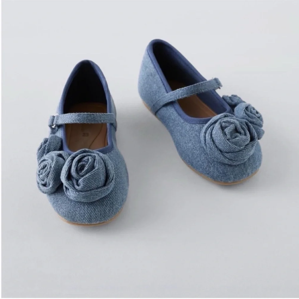 Zara kids,blue, floral denim Mary janes flats, size 7 (5.6 inches)
